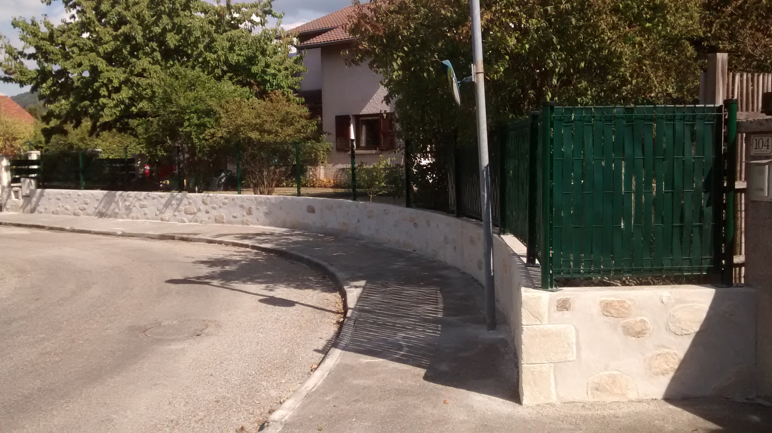 Muret avec pierres parsemées